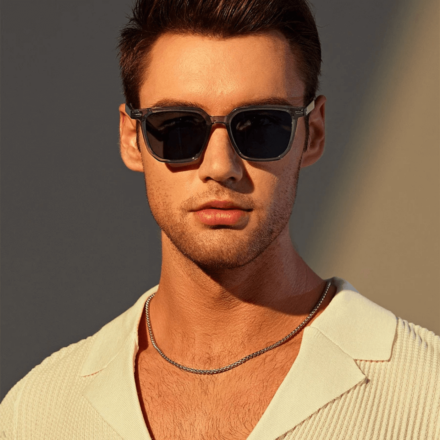 Óculos de Sol Quadrado Cinza - Modelo Jurerê